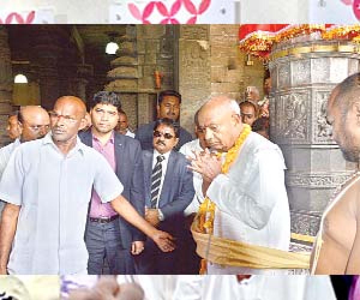 Deve Gowda offers prayers at Simhachalam temple