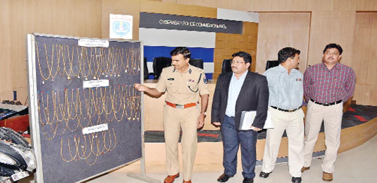 Constable and four others arrested for chain snatching