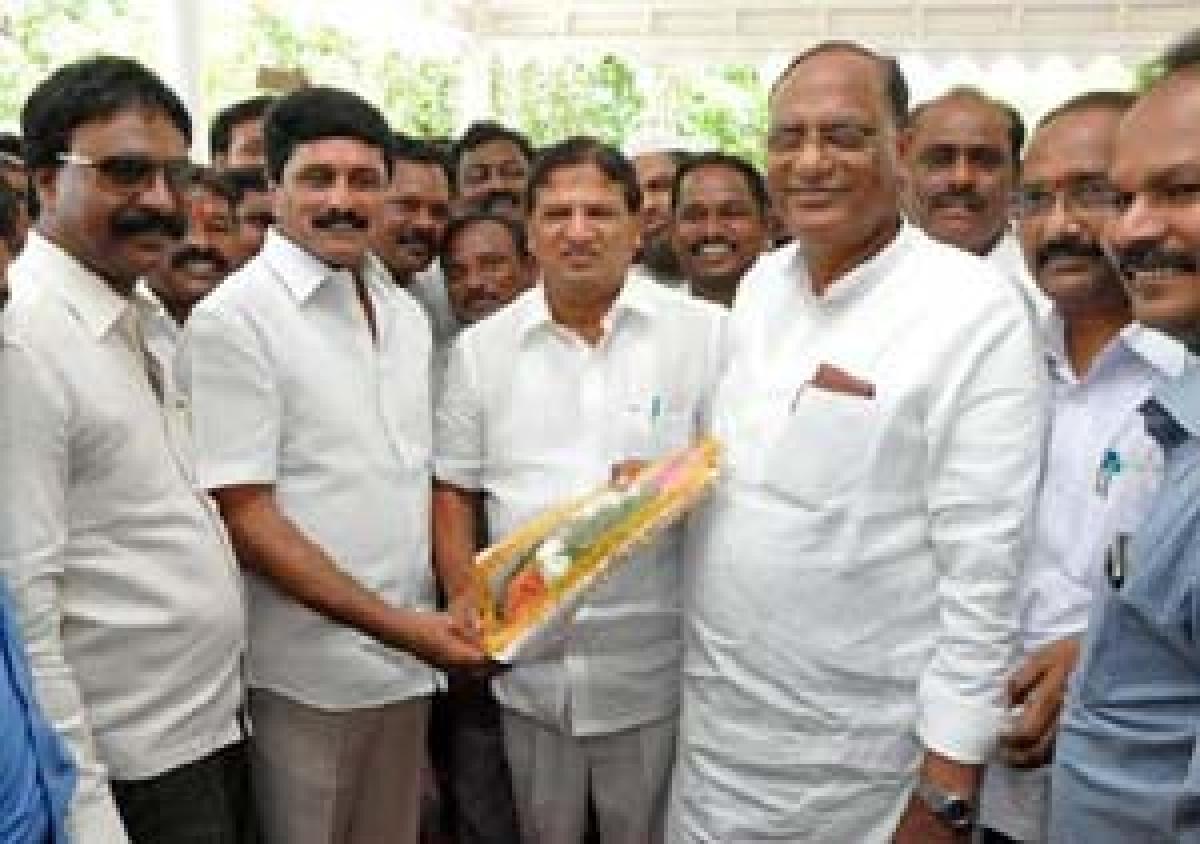 TRS supporters greet Sukhender, Bhaskar Rao 