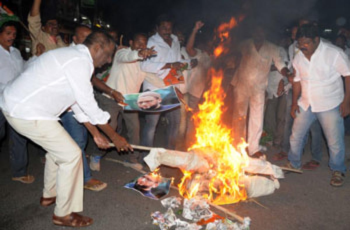 Congress leaders burn Owaisi’s effigy