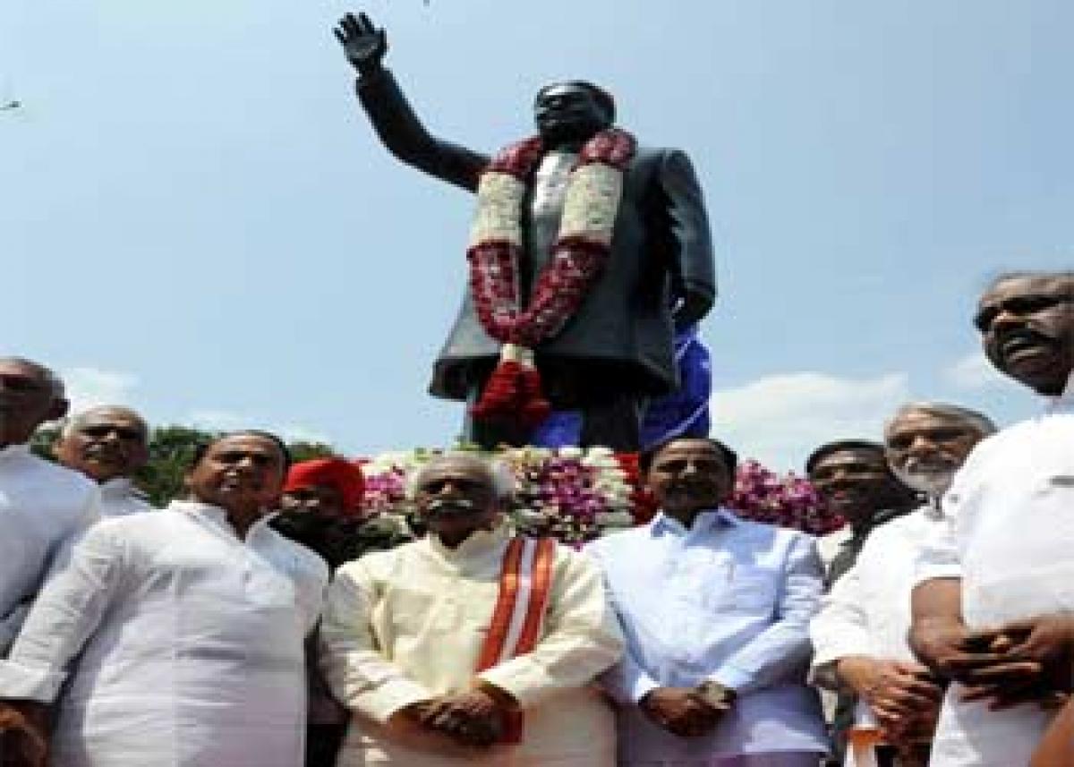 KCR unveils Kaka’s statue on Tank Bund