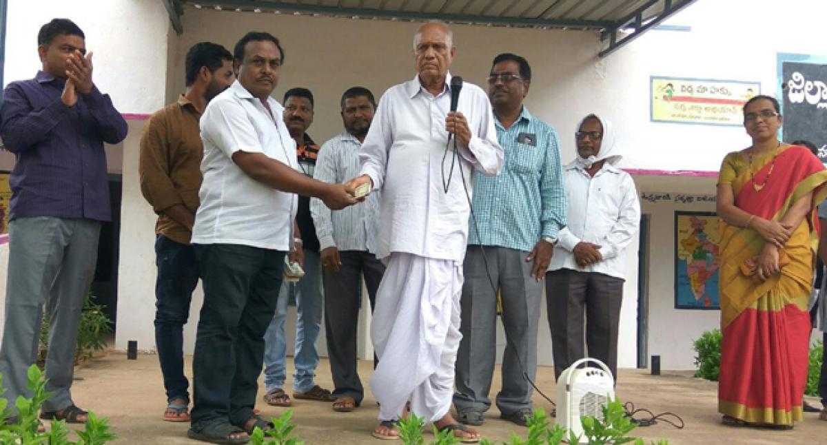 Retired teacher sets up students welfare fund at ZPHS in Jangaon