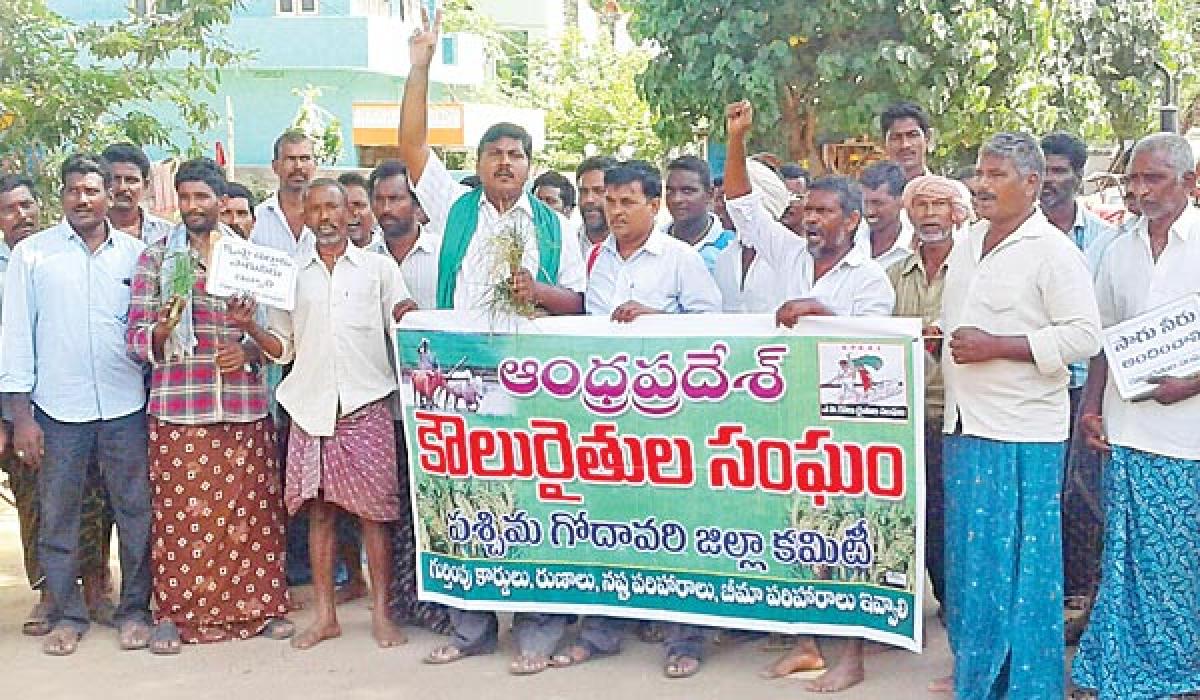 Farmers block road demand water