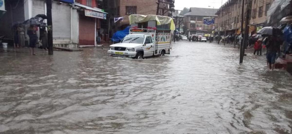 Rising rivers inundate low areas in Kashmir, flood in Srinagar