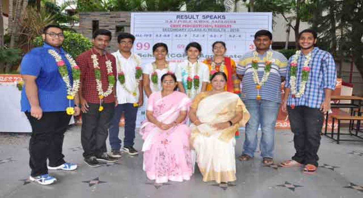 DAV felicitates students