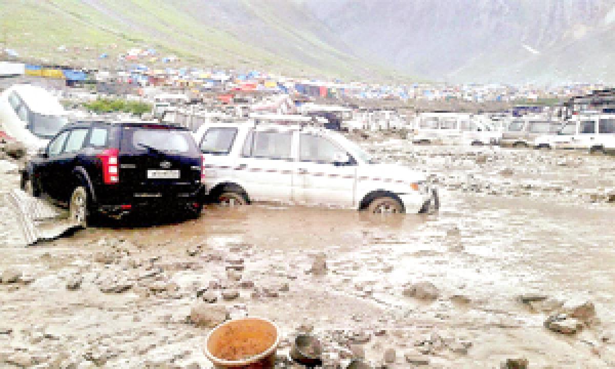 Cloudburst kills three at Amarnath camp