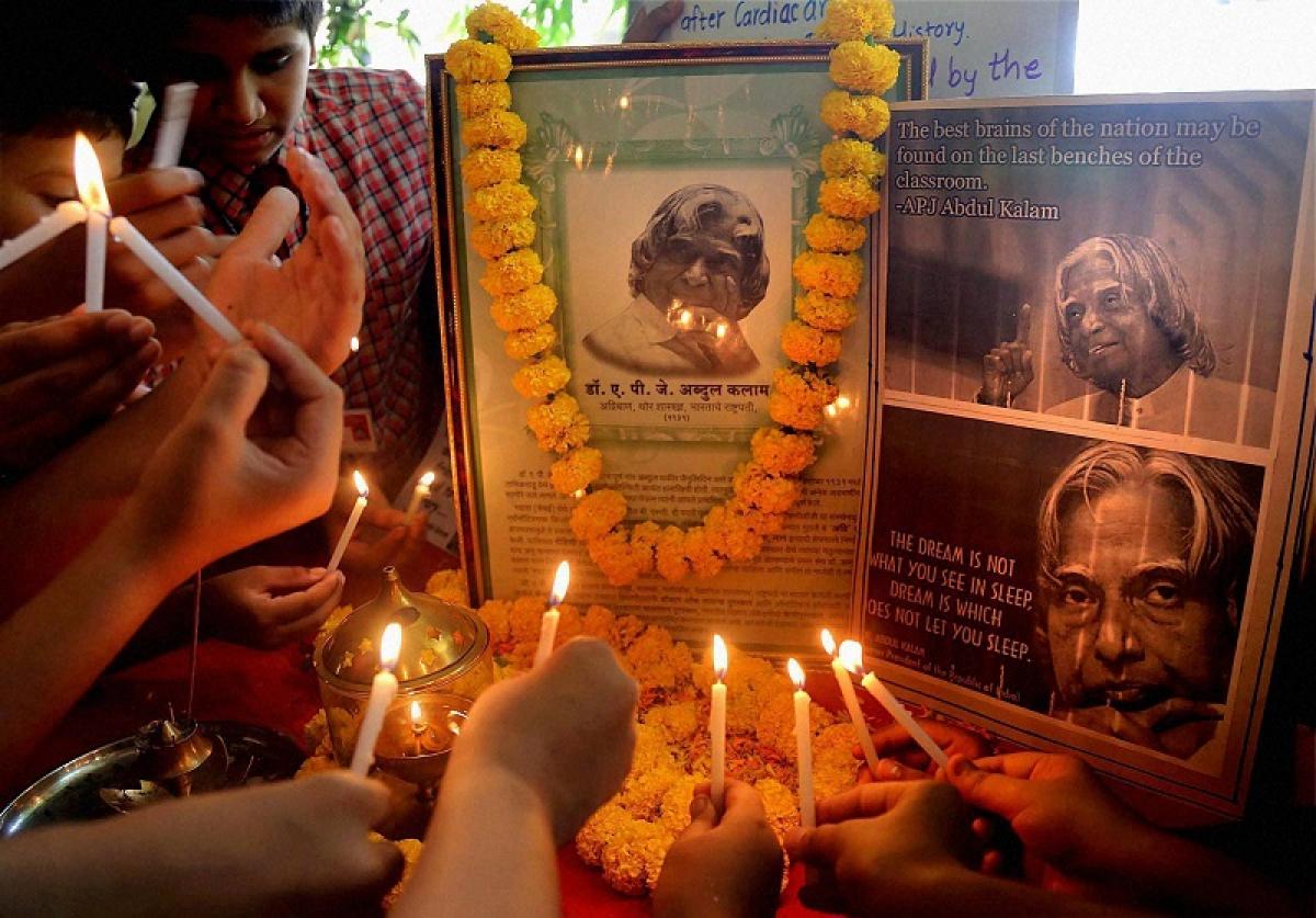 TRS Leaders pay candle tribute to APJ Abdul Kalam