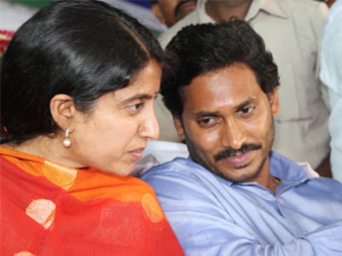 YS Bharati visits YS Jagan in Guntur