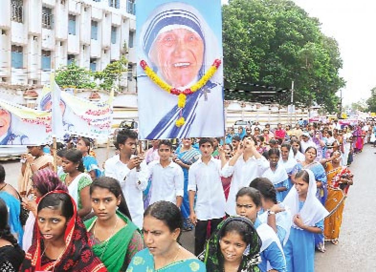 Procession marks canonisation of Teresa