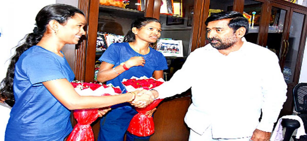 Minister felicitates Poorna, Sri Vidya