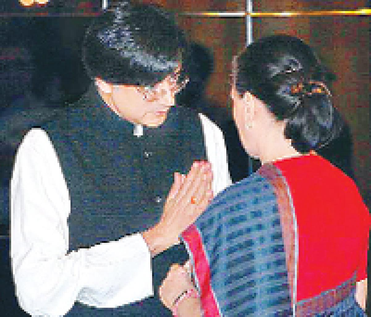 Sonia, the teacher, scolds indisciplined Tharoor