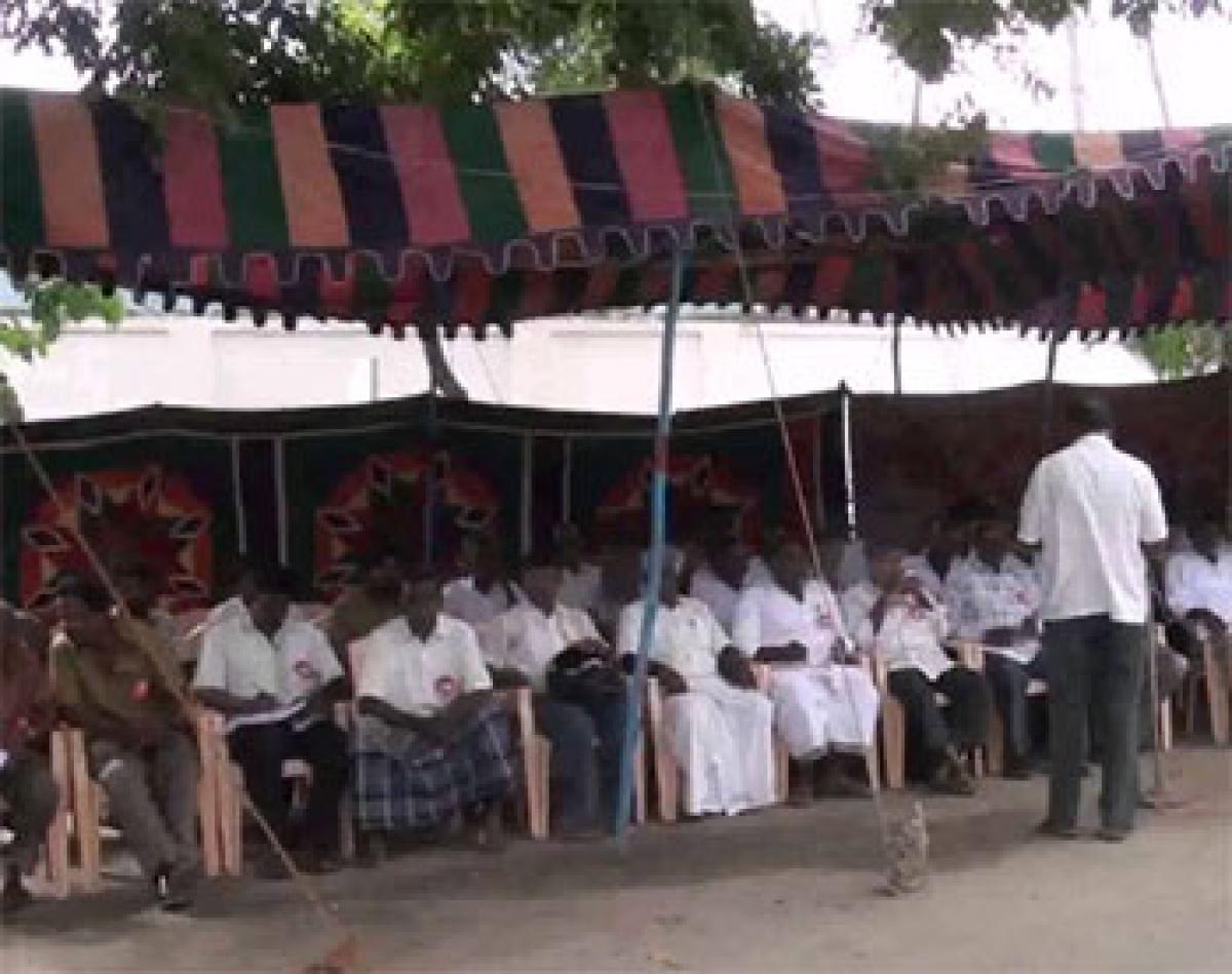 Farmers observe relay fast for Teppotsavam