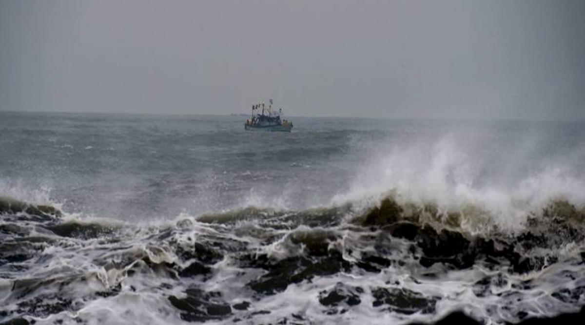 Tamil Nadu: Cyclone Vardah making landfall, 2 killed