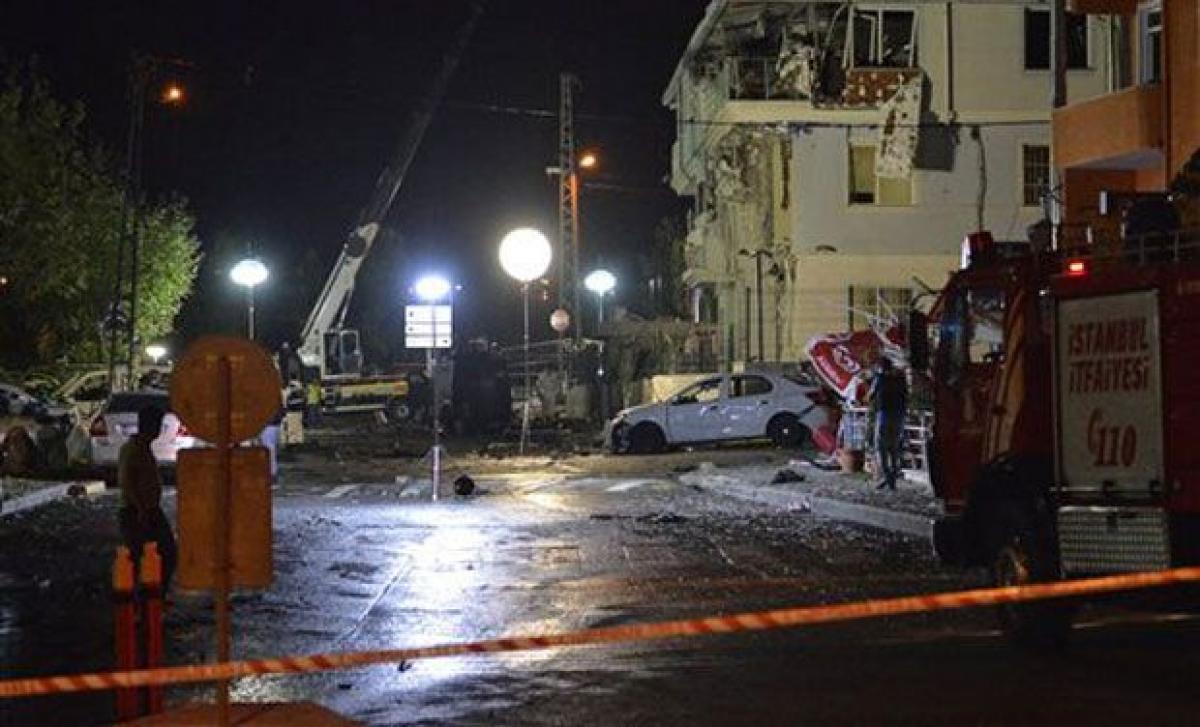 2 suspected militants and a policeman killed in Istanbul clashes