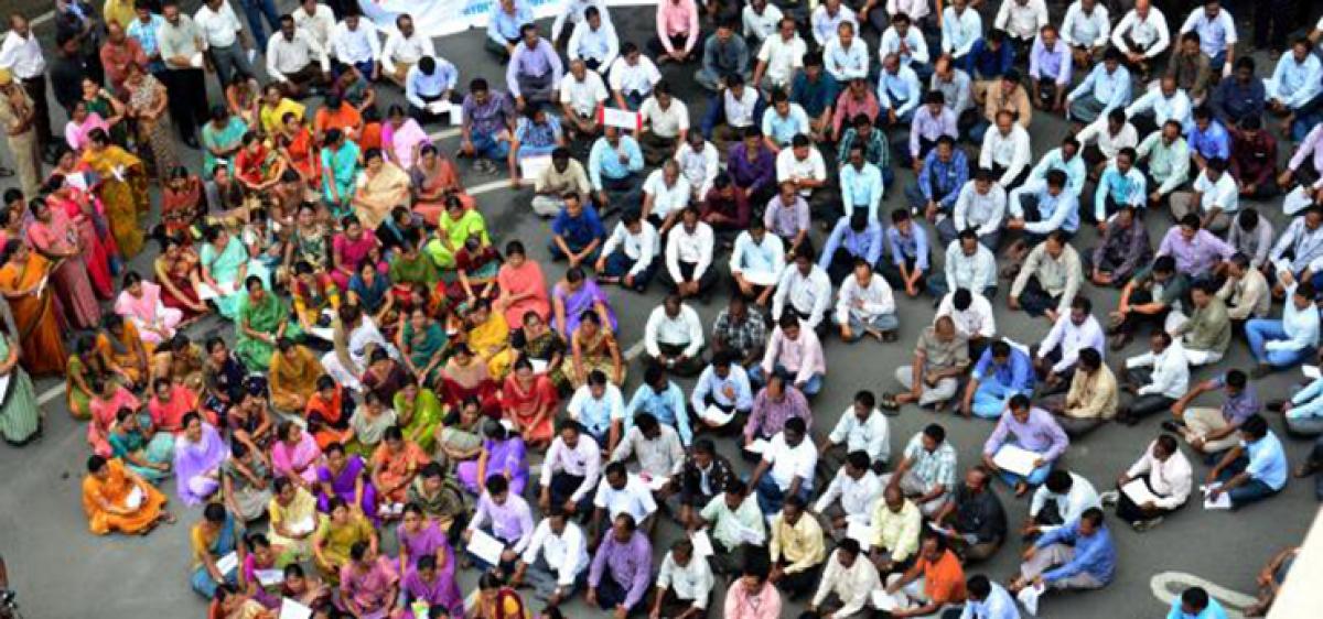 AP JAC stages protest at Jantar Mantar