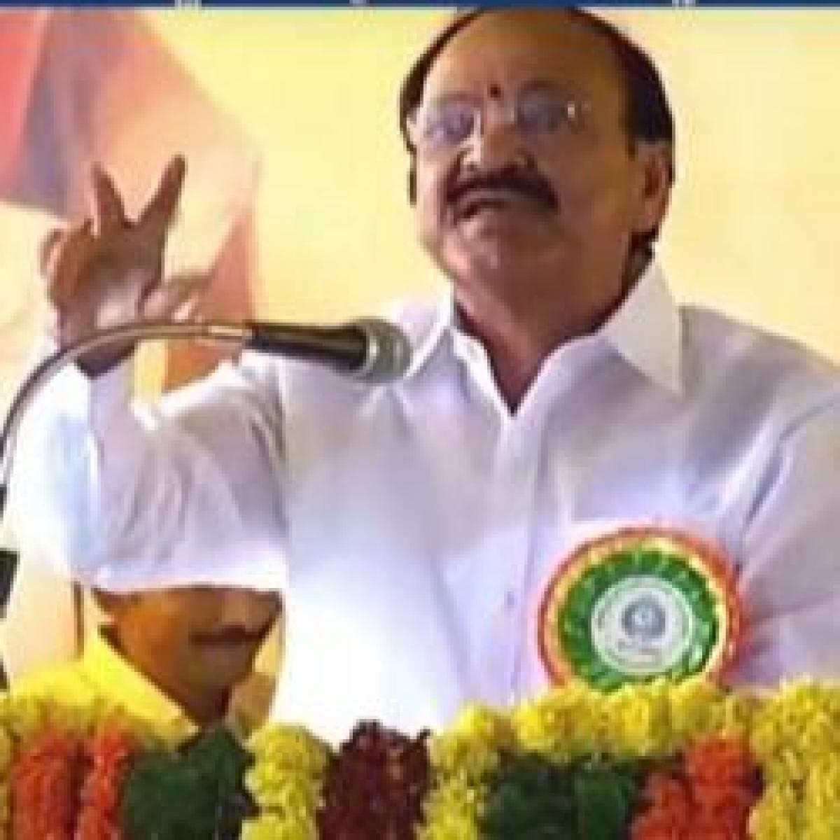 Venkaiah Naidu heaps praises on Chandrababu Naidu