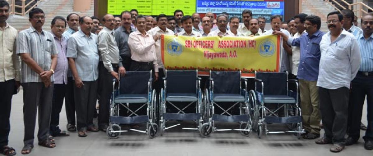 SBI Officers’ Association donates wheel chairs to PNBS