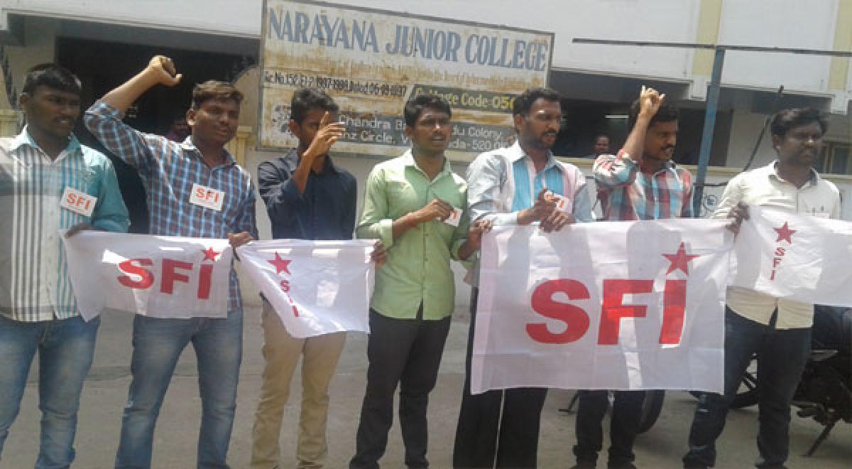 SFI stages protest against conducting classes in summer