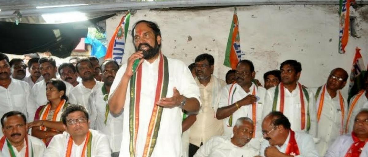 Uttam meets agitating workers, supports strike