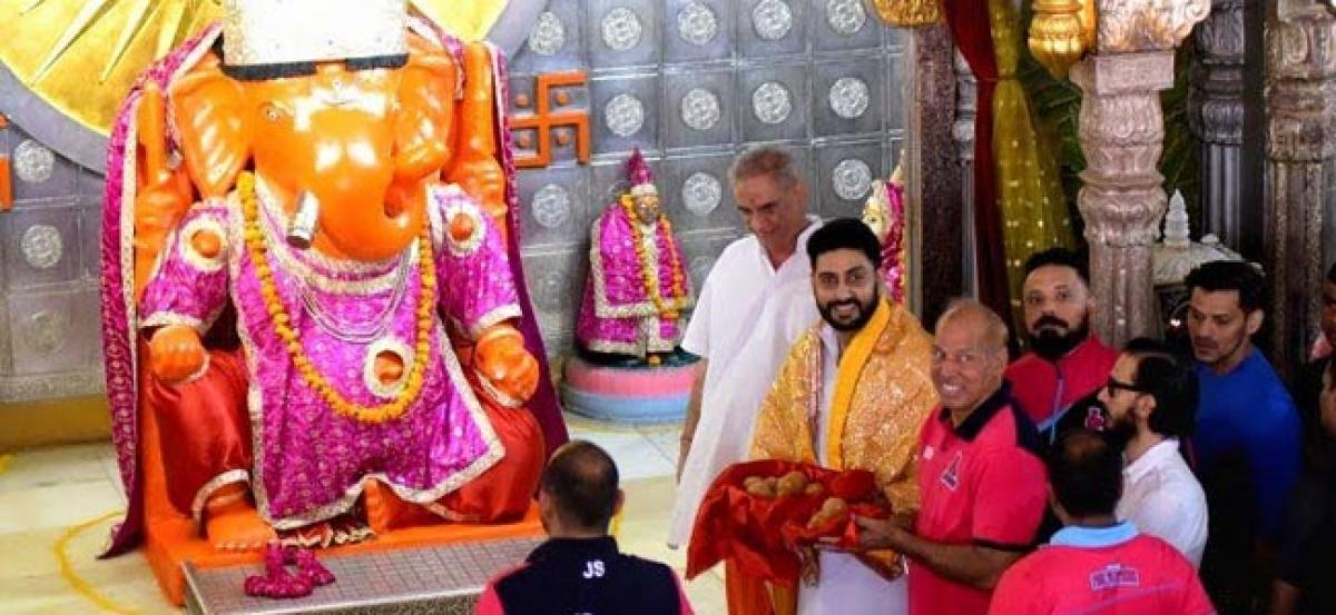 Abhishek Bachchan and the Jaipur Pink Panthers visit Moti Dungri Ganesh in Jaipur !