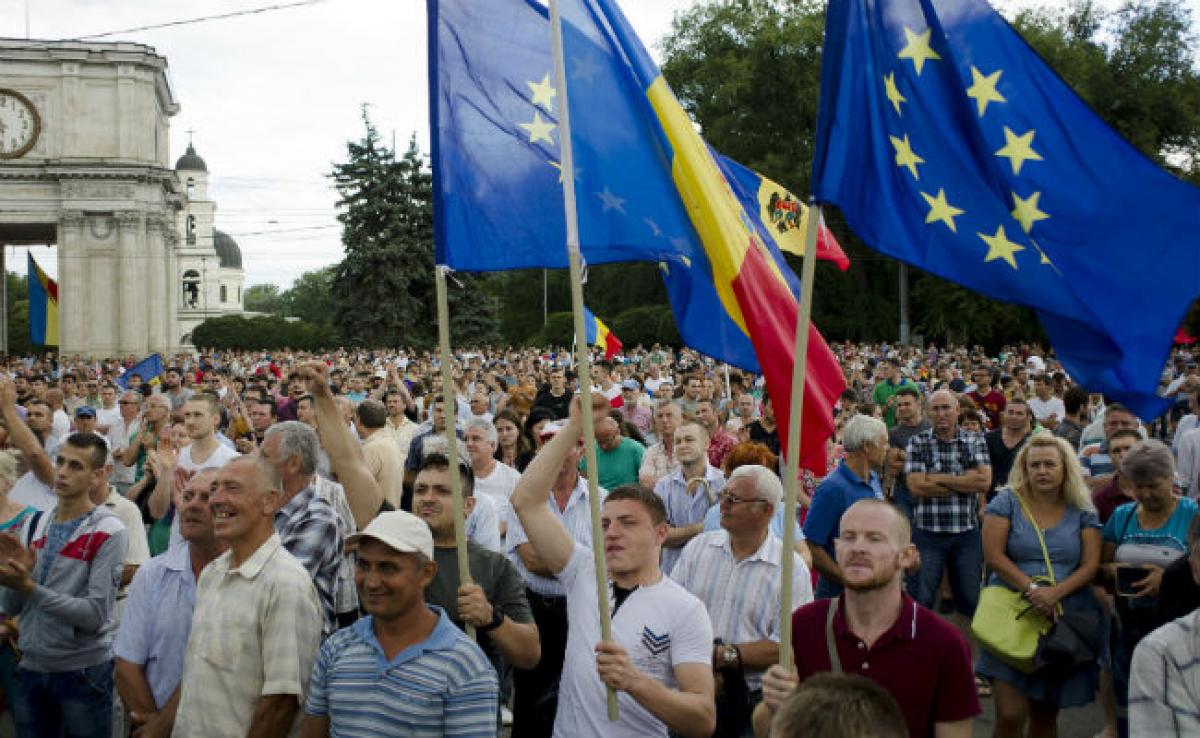 Tens of Thousands Rally to Demand Moldova President Resign