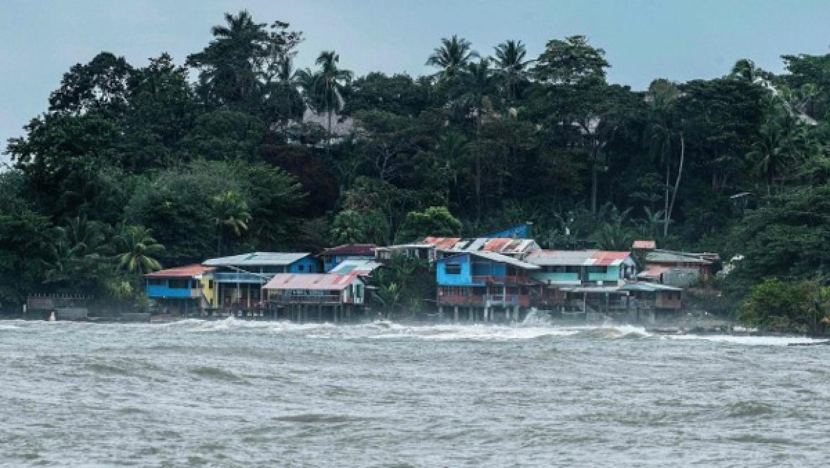 Hurricane Otto hits Costa Rica causing unknown number of deaths