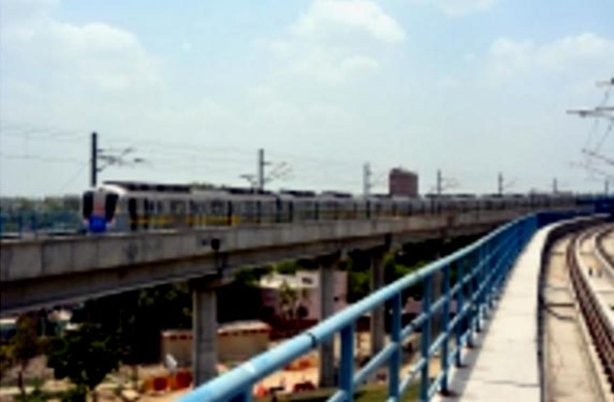 Delhi Metro halts, resumes services