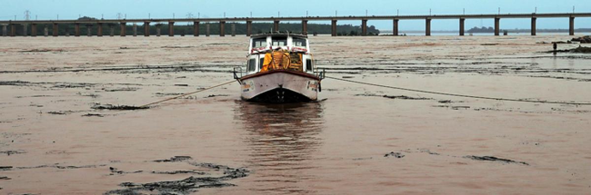 Water level continues to rise in Godavari