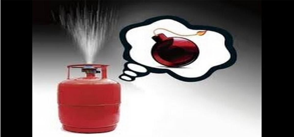 Fire in LPG cylinder causes panic
