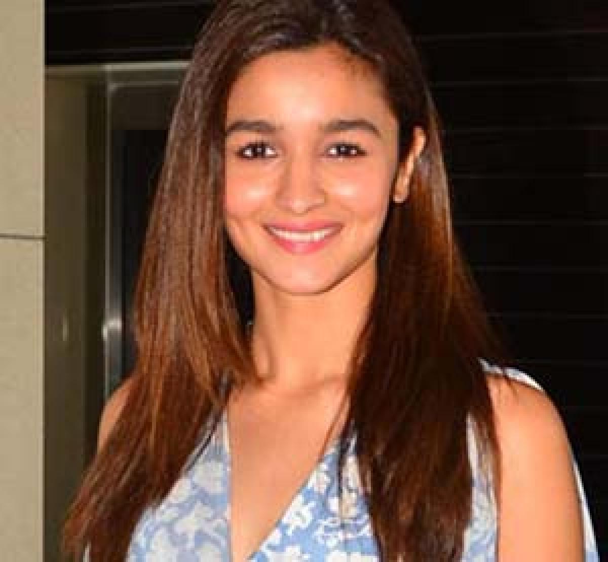 Street shopping kept Alia busy during Gauri Shindes next