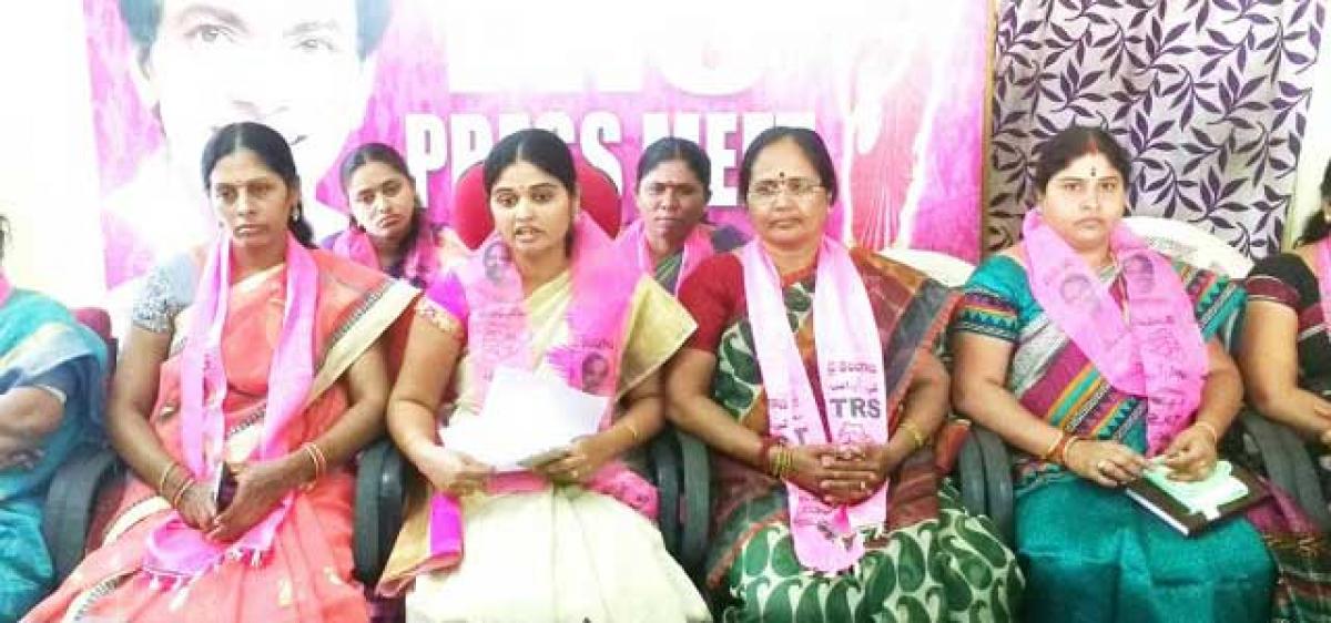 Mahila TRS leaders slam Congress MLC Lalitha