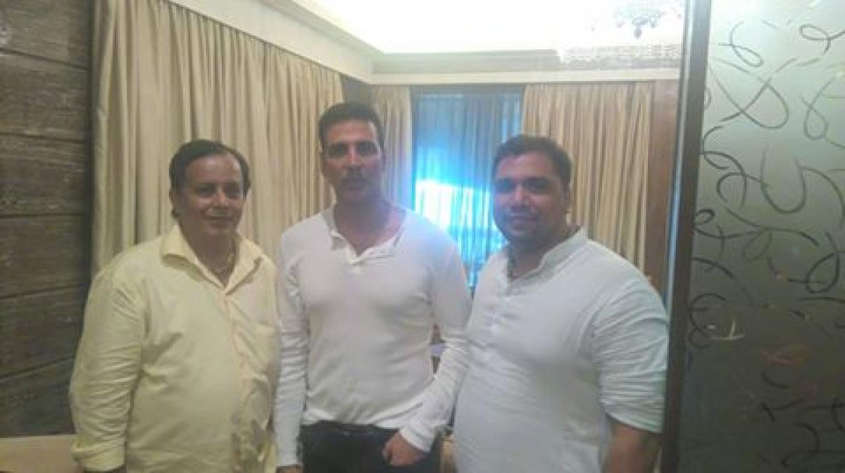 Akshay supports Kalina Marathon while Ravi gives some gyan