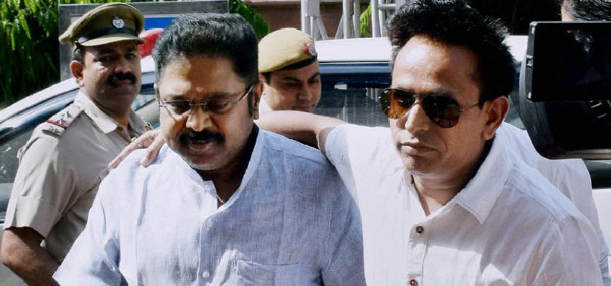 Dinakaran held, cops hunt for more aides of TTV