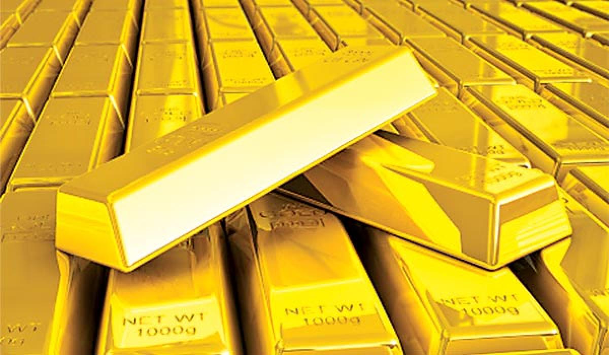 Gold prices fall on global cues