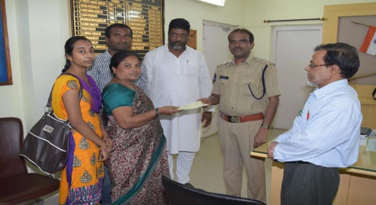 SP presents cheques to cops.