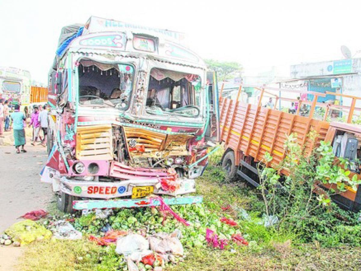 Mini van rams into truck near Kaikuram, 3 killed