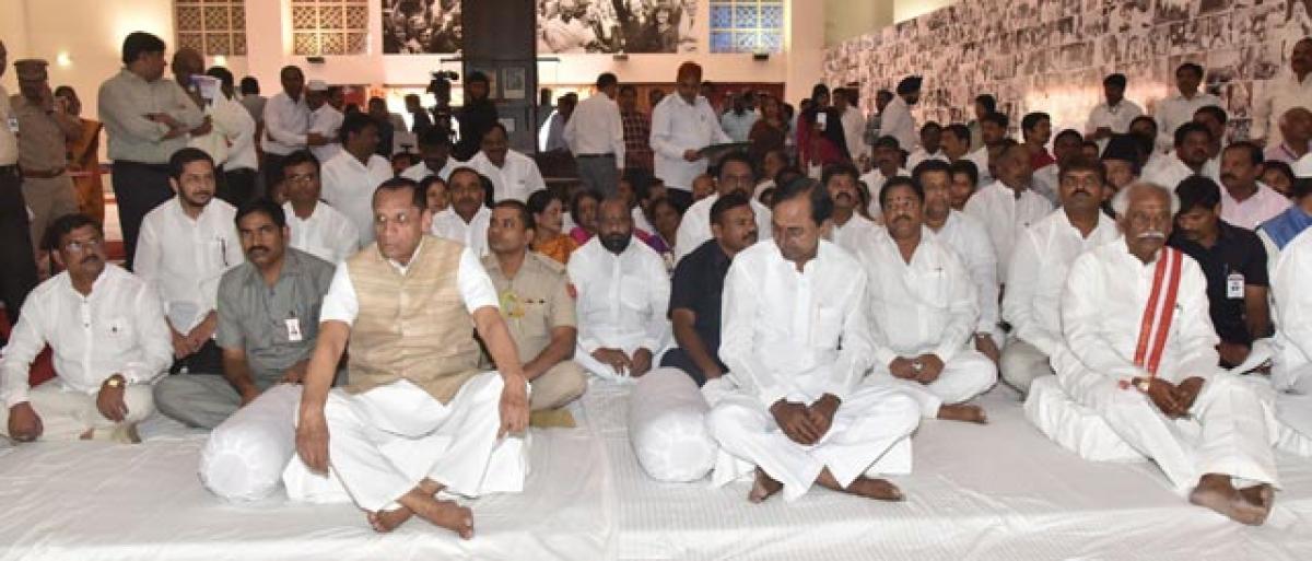 Governor, CM pay homage to Mahatma