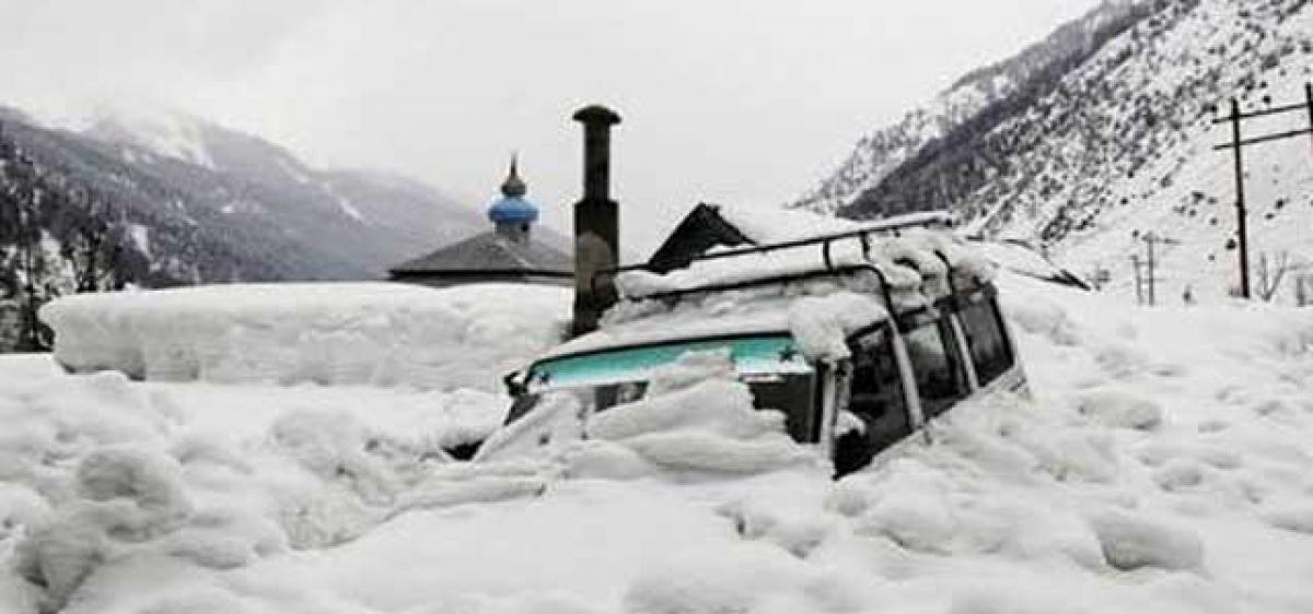 Army officer, 4 civilians dead as avalanches strike Kashmir