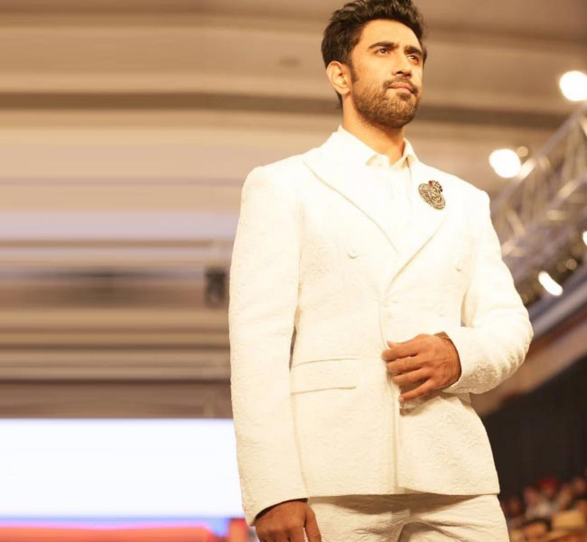Amit Sadh looks dapper in all-white suit at IBFW 2017