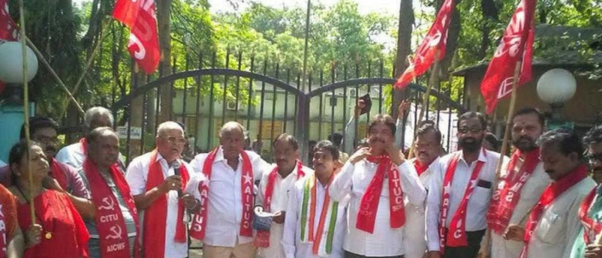 Opposition leaders, SCCL employees stage dharna