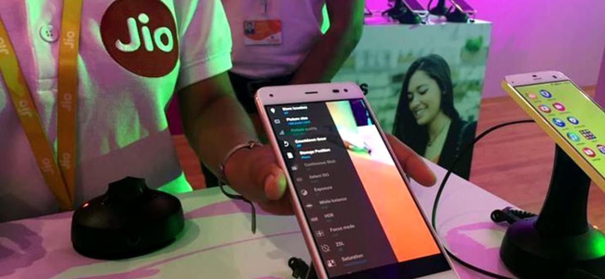 Indias Reliance Jio extends free services, as telecoms price war intensifies