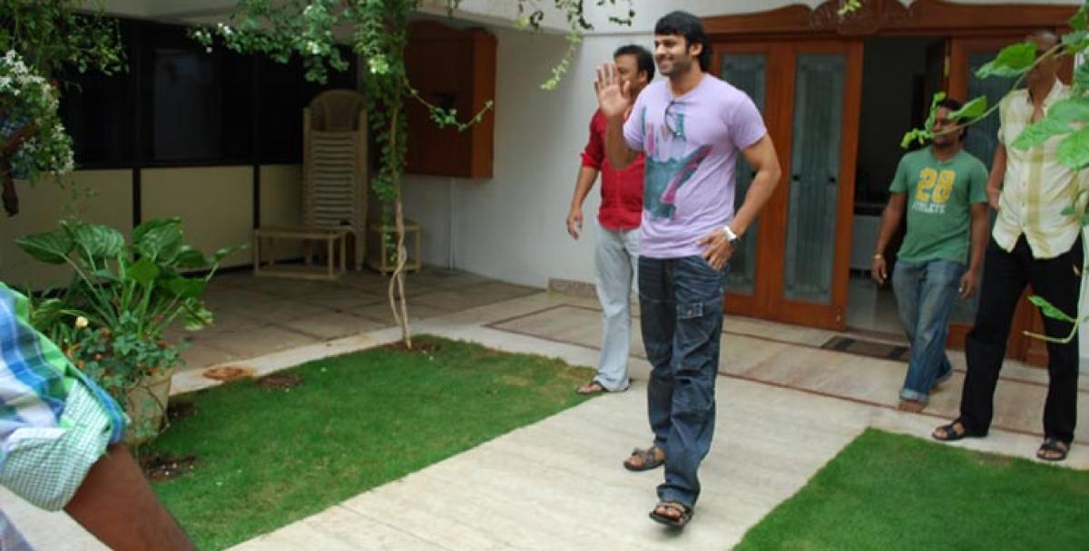 Jubliee Hills police ditch KCR for Prabhas darshan?