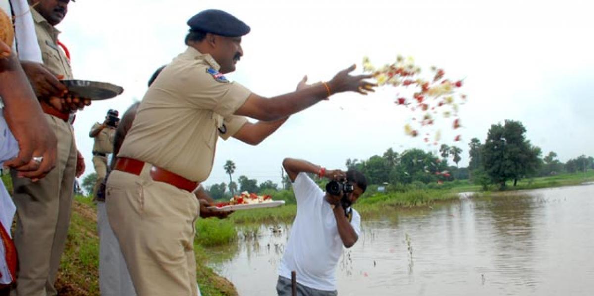 Cops do their bit for farmers 