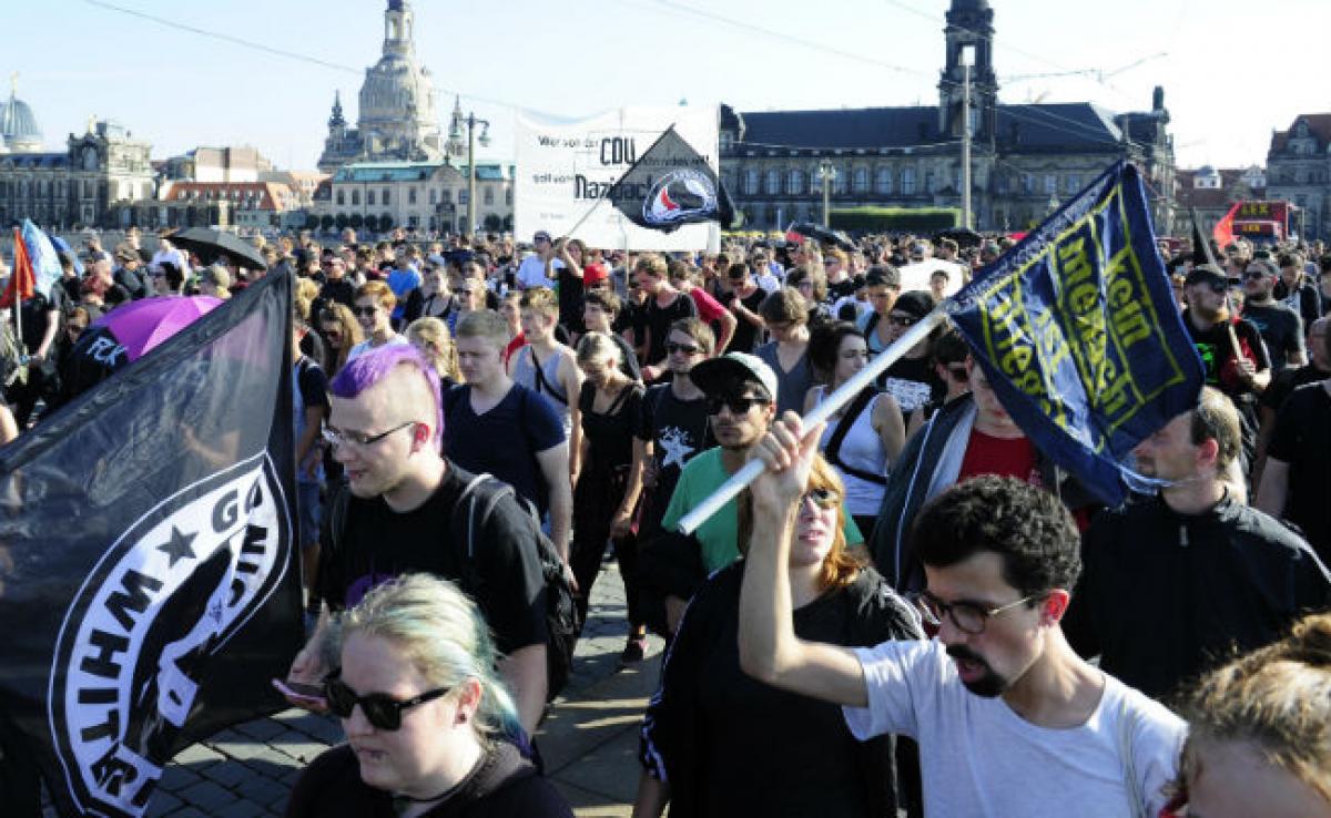 Thousands Welcome Refugees to Germany at Dresden Rally