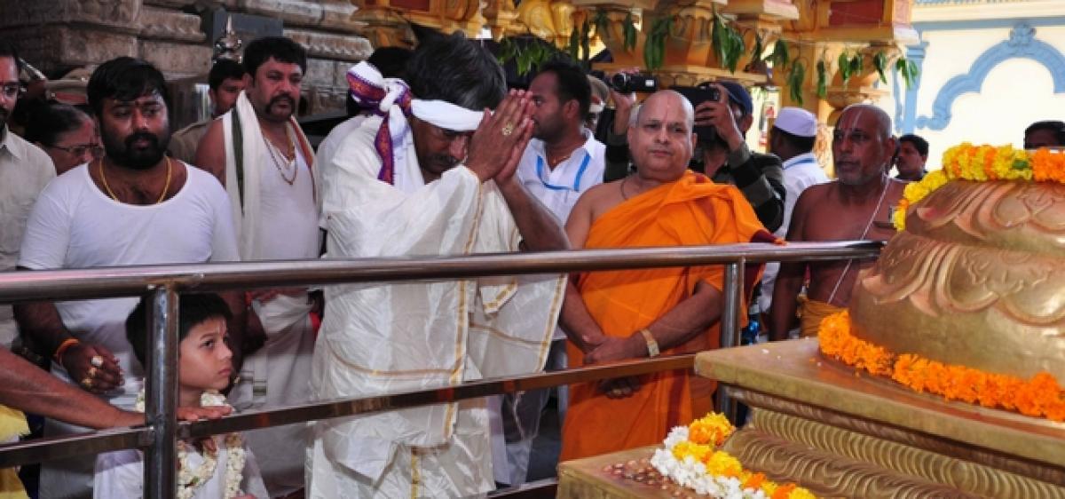 Minister K Padma Rao visits Bhadradri temple