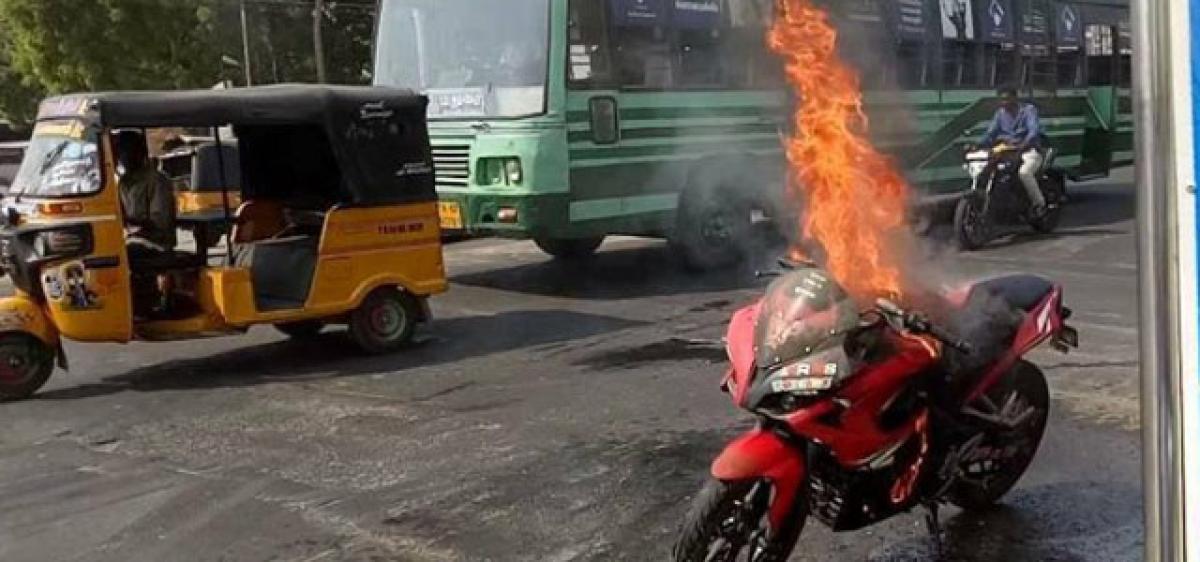 Bajaj Pulsar RS 200 catches fire mysteriously