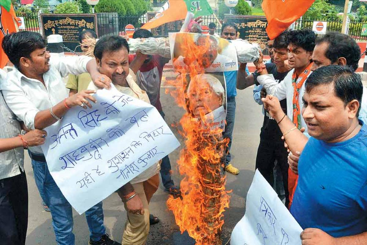 BJP workers burn effigies of Lalu, Nitish in Bihar