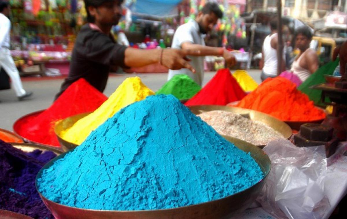 Simple ways to keep skin safe from Holi colours