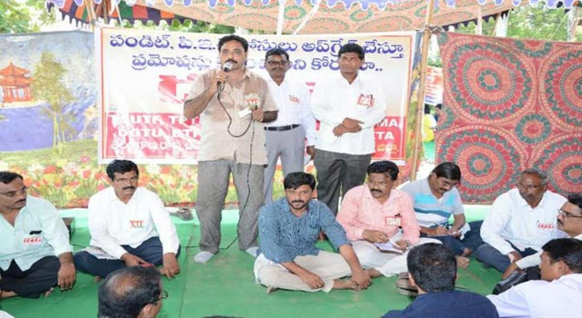 Teachers stage maha dharna.