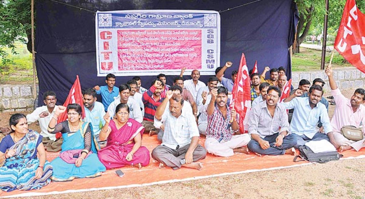 Dharna for regularisation of SGB sweepers messengers